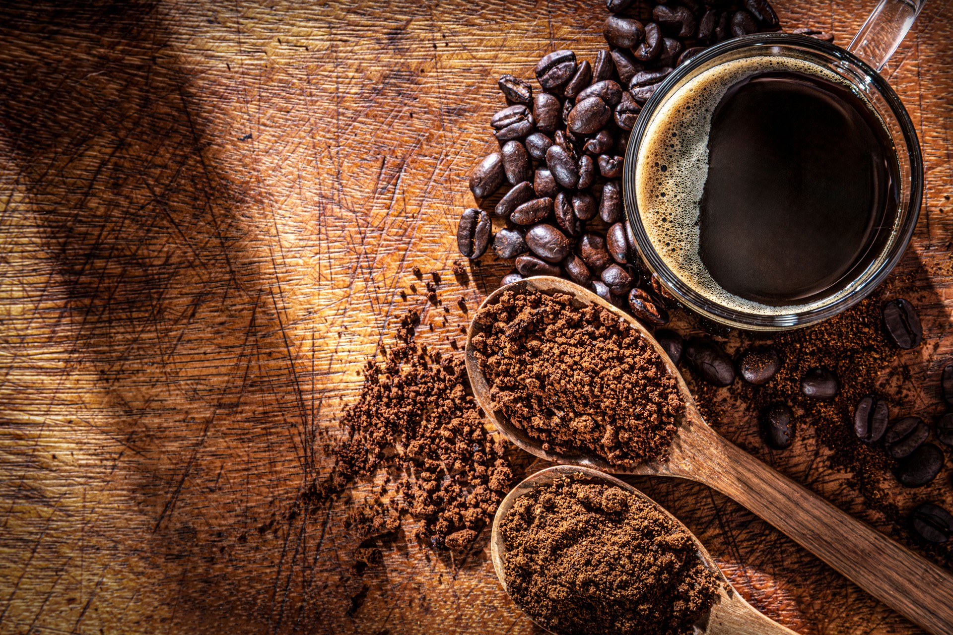Tasse Espresso mit gerösteten rohen Kaffeebohnen. Natürliches Licht